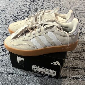 Adidas Men's Barreda size 8.5 (w10) Cream with white stripes and gum sole